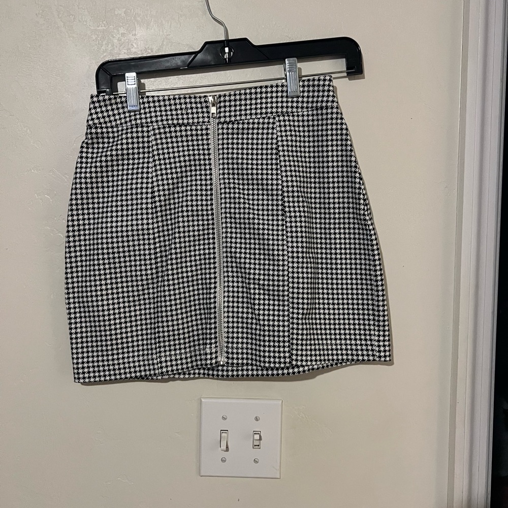 I’m selling a black and white skirt that I got from forever 21